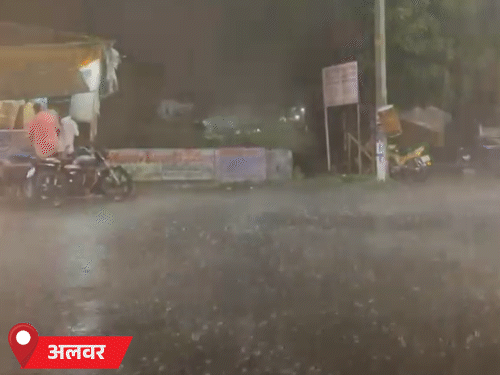 अलवर में रात 8 बजे अचानक बारिश हुई। इससे लोगों को गर्मी-उमस से राहत मिली।