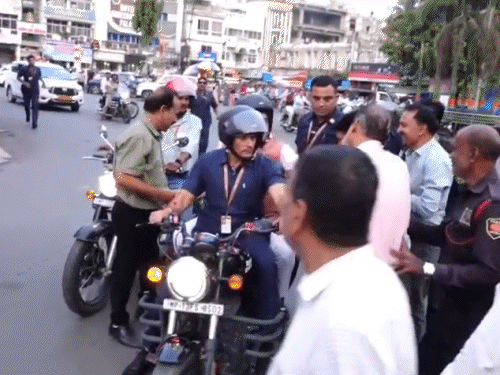 उज्जैन भ्रमण के दौरान मोहन यादव ने लोगों से हाथ मिलाया और बातचीत की.