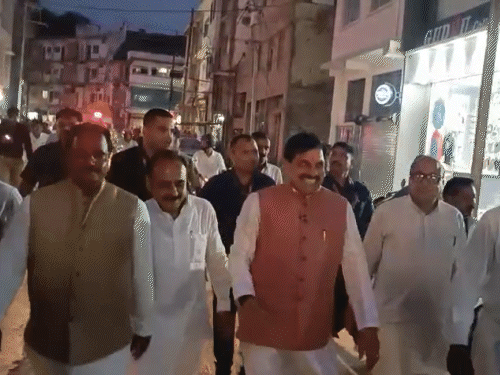 मुख्यमंत्री डॉ. मोहन यादव ने लगभग 2 किलोमीटर पैदल चलकर निर्माण कार्य का निरीक्षण किया.