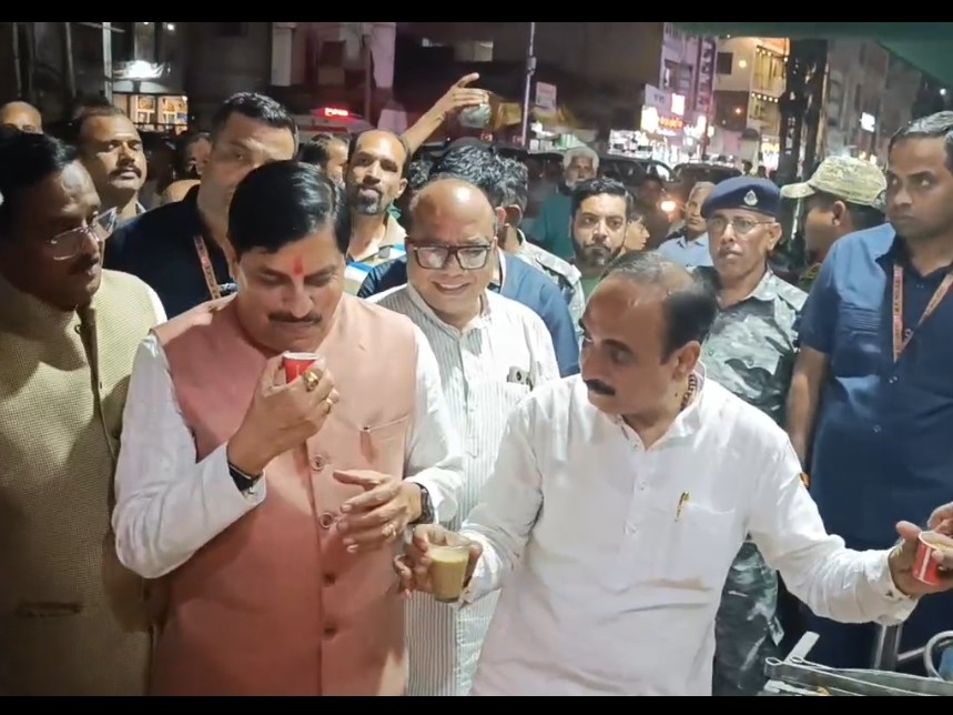 कंठाल चौराहे पर मुख्यमंत्री एक जलेबी की दुकान पर रुके। उसने जलेबियाँ बनाईं, चाय का ऑर्डर दिया और गर्म पानी पीकर चला गया।