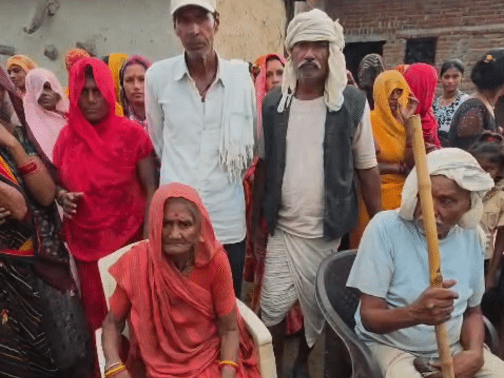 विपिन के परिवार के बुजुर्ग उनके अंतिम दर्शन के लिए बैठे हैं।