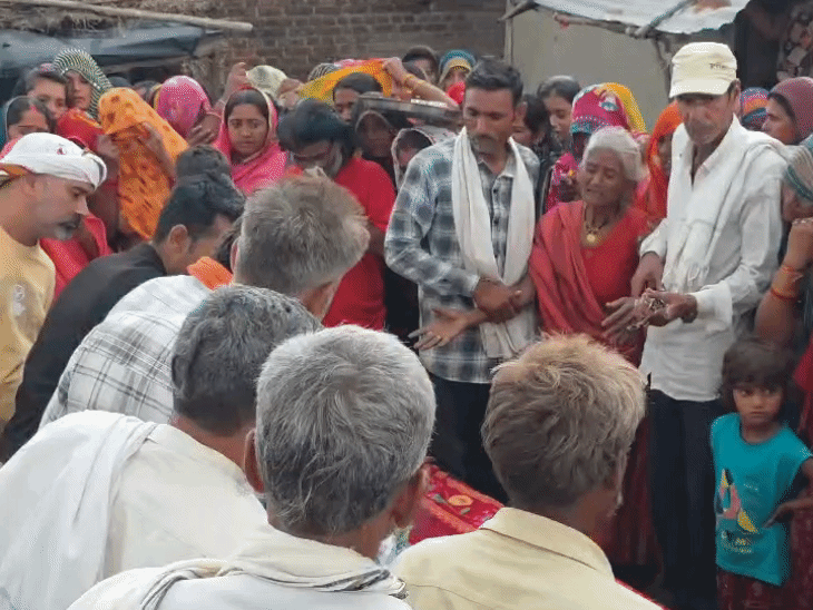 पार्थिव शरीर के अंतिम दर्शन के लिए आए लोगों की आंखें नम हो गईं.
