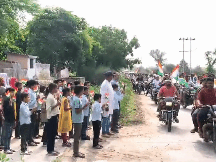 यात्रा सूरजगढ़ से करीब 3 किलोमीटर दूर घरडू गांव पहुंची। रास्ते में स्कूली बच्चों ने भी जवान को अंतिम विदाई दी।