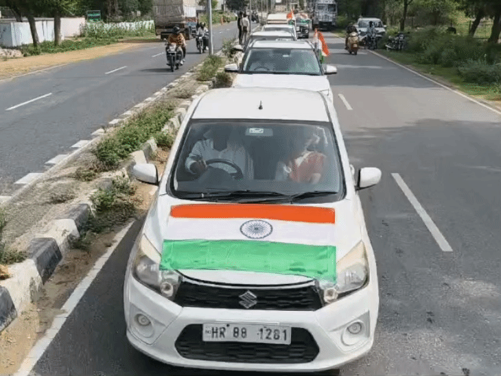 तिरंगा यात्रा में बड़ी संख्या में स्थानीय युवा व सामाजिक संगठनों के कार्यकर्ता बाइक व गाड़ियों के साथ शामिल हुए।