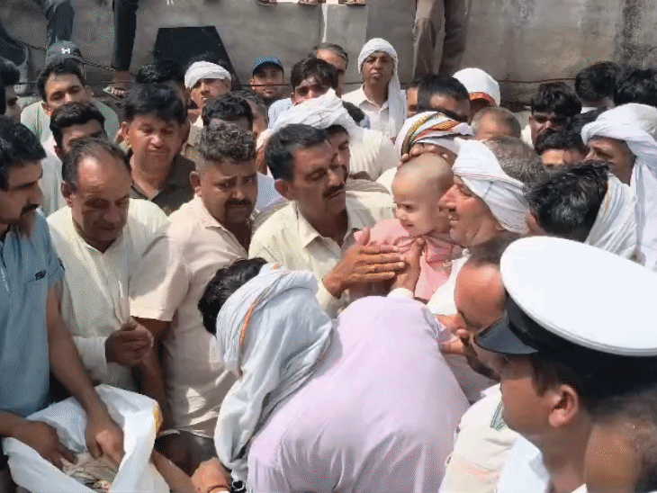 जवान की 18 माह की बेटी को पिता के अंतिम दर्शनों के लिए लाया गया।