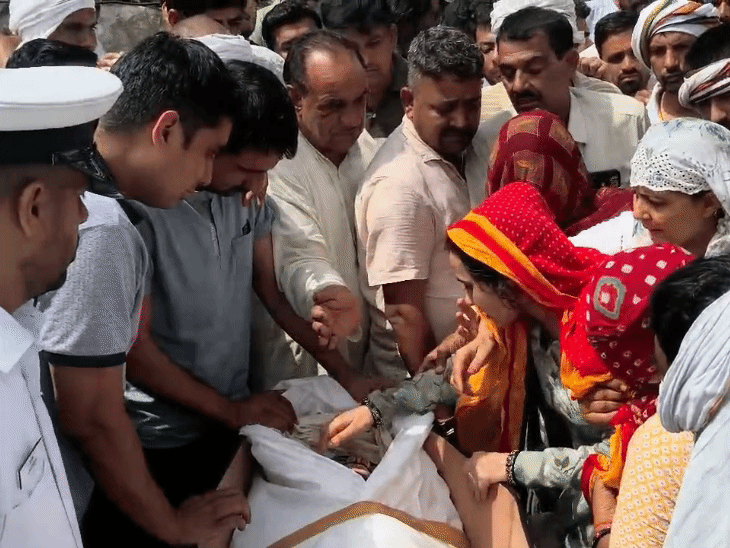 पार्थिव देह घर पहुंचते ही जवान की पत्नी ने कहा, बेटी बुला रही है, वापस आ जाओ।