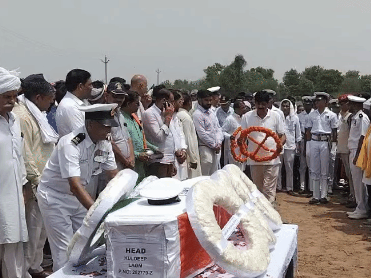 इस दौरान सूरजगढ़ और पिलानी विधायक सहित अधिकारियों ने पुष्पचक्र अर्पित किए।
