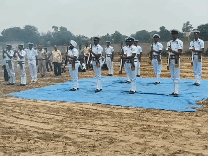 श्मशान घाट पहुंचने पर नेवी द्वारा गार्ड ऑफ ऑनर दिया गया।