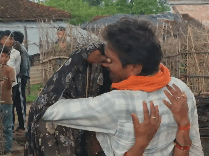 जवान बेटे की मौत के बाद रोते-बिलखते परिजन।