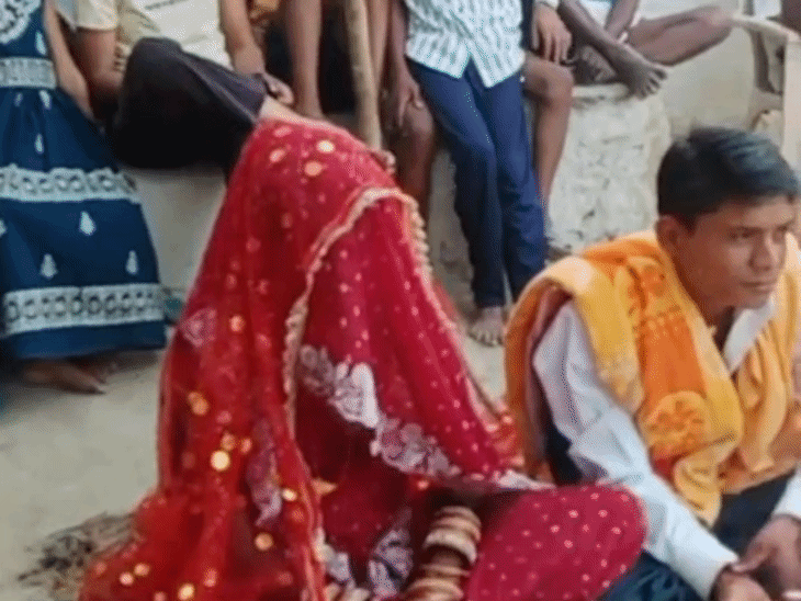 शादी के बाद घर लाए जाने पर पूजा के समय की तस्वीर।
