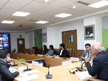 ऑनलाइन सुनवाई करते हुए आयोग अध्यक्ष व अन्य अधिकारी।