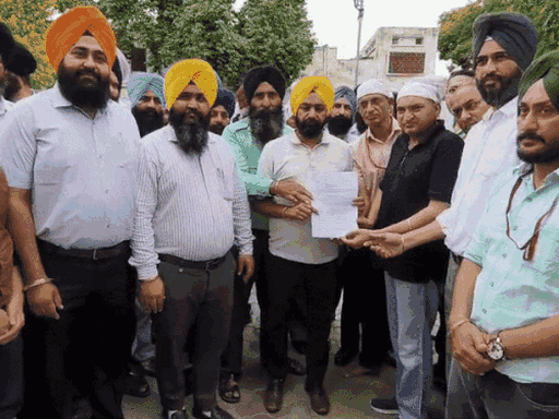 8 जुलाई को HSGMC के मुख्य सचिव नरेंद्र सिंह को ज्ञापन देता स्टाफ।