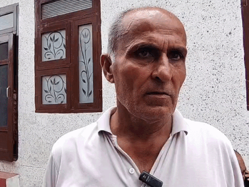 मामले की जानकारी देते हुए परिजन।