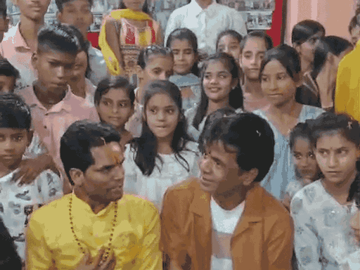 राजपाल यादव ने शाहजहांपुर में बच्चों से मुलाकात की थी। इन बच्चों ने मदद के लिए करीब 10 हजार रुपए भेजे थे।