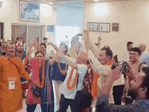 4 जुलाई को टनकपुर में शनिवार को सांस्कृतिक संध्या के दौरान लोक कलाकारों के साथ थिरकते श्रद्धालु।
