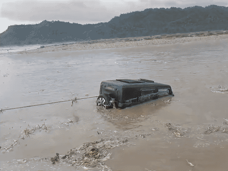 A tourist's Thar got stuck in the Neeldhara River in Haridwar. After nearly two hours of effort, the vehicle was pulled out with the help of a JCB.