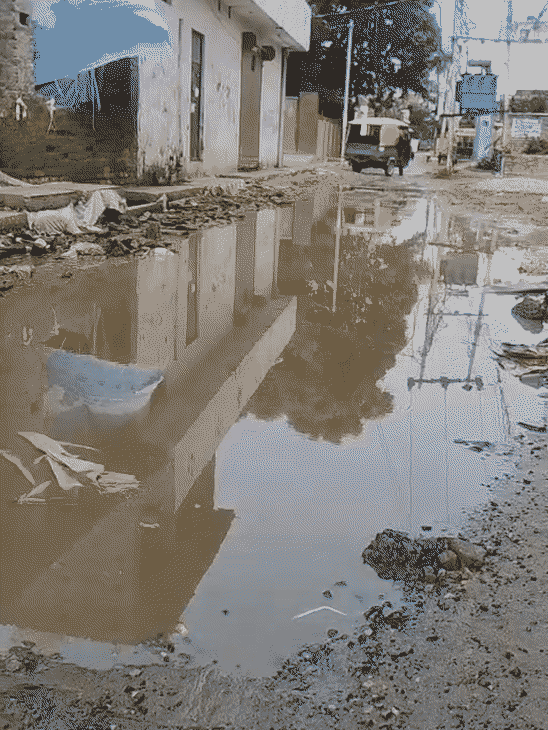 यह दृश्य रानीबाग की मुख्य रोड का है। जलनिकासी व्यवस्था ठीक न होने की वजह से यहां अक्सर पानी भर जाता है।