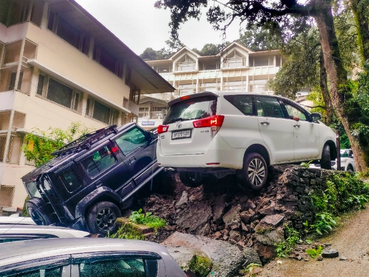 हिमाचल प्रदेश के शिमला में लगातार बारिश के बाद रिटेनिंग वॉल का एक हिस्सा ढह गया। मलबा सड़क पर गिरने से कई वाहन फंस गए।