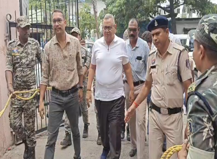 ईओडब्ल्यू के अफसर ने गुरुवार को कांग्रेस नेता रामगोपाल अग्रवाल को कोर्ट में पेश किया था।