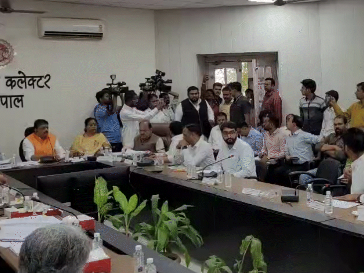 जिला विकास समन्वय एवं निगरानी समिति (दिशा) की बैठक में जमकर हंगामा हुआ।