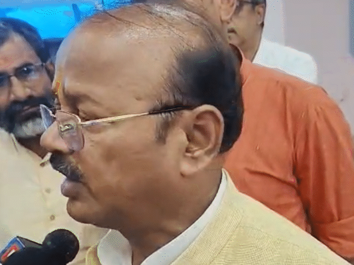 प्रभारी मंत्री दिलीप जयसवाल ने आरोपों को खारिज कर दिया.