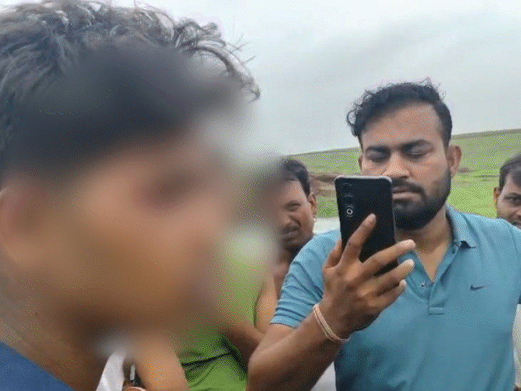 नाबालिग का दावा है कि उसे गलत तरीके से छुआ भी गया.