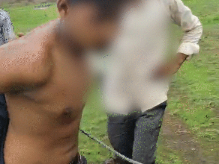 लोगों ने युवक की शर्ट उतार दी और उसके साथ मारपीट की. उन्होंने इसका वीडियो भी बनाया.