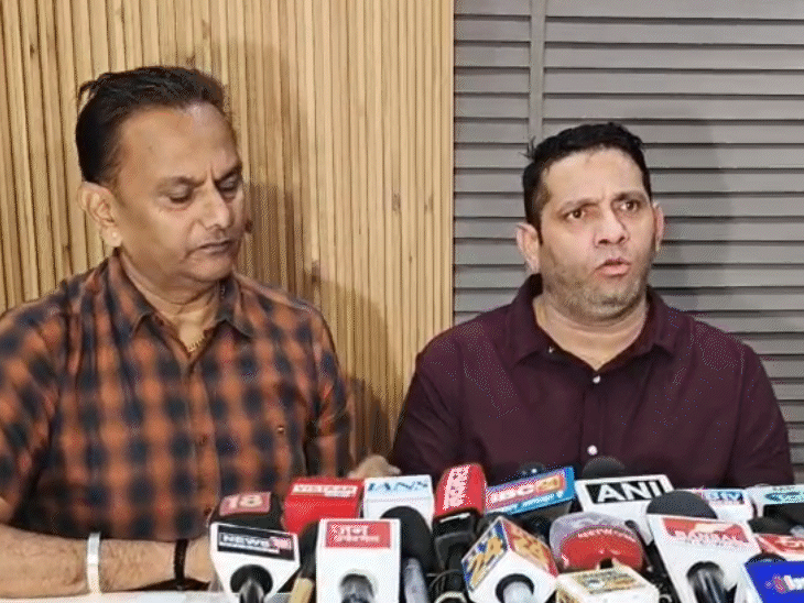 प्रेस कॉन्फ्रेंस में नाना पटवारी (भूरी शर्ट में) के साथ उनके वकील जय हार्डिया भी थे।