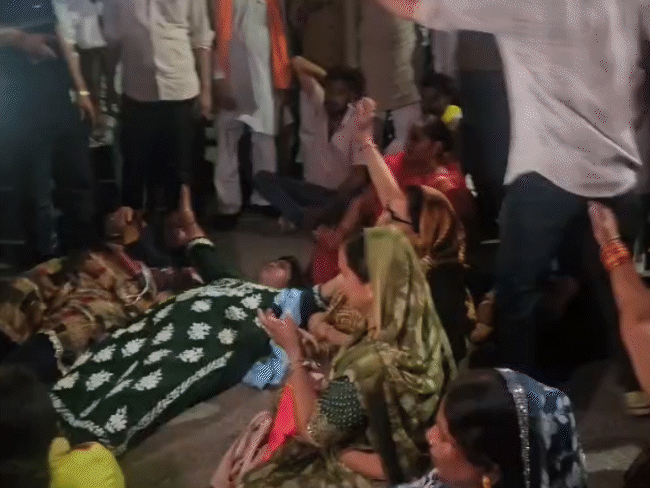 आशुतोष तिवारी को उम्मीदवार बनाने के विरोध में सड़क पर लेटीं महिलाएं।