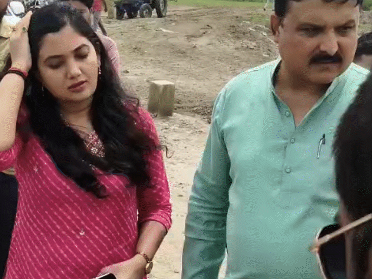 सिंचाई विभाग की एसडीओ नेहा दुबे भी क्षतिग्रस्त पुल का निरीक्षण करने पहुंचीं।