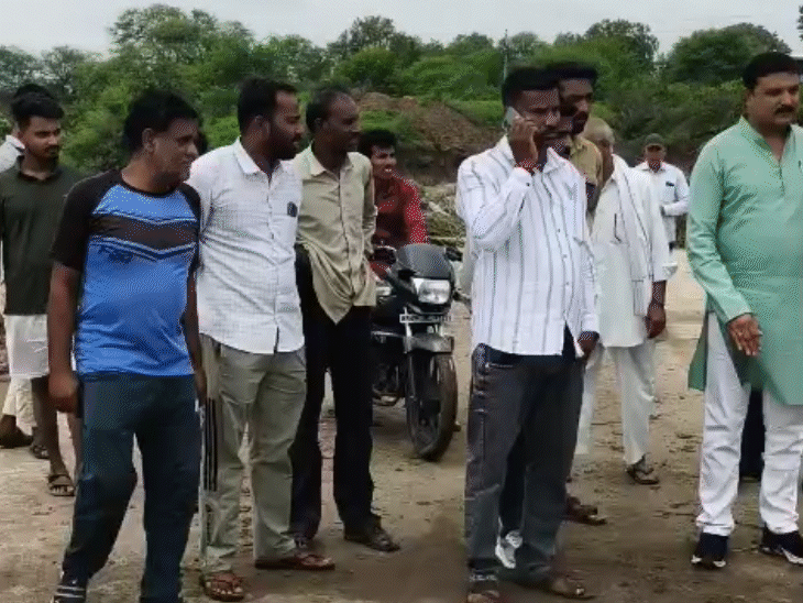 स्टॉप डेम सह पुल क्षतिग्रस्त होने के बाद विधायक ने क्षेत्र का दौरा किया.