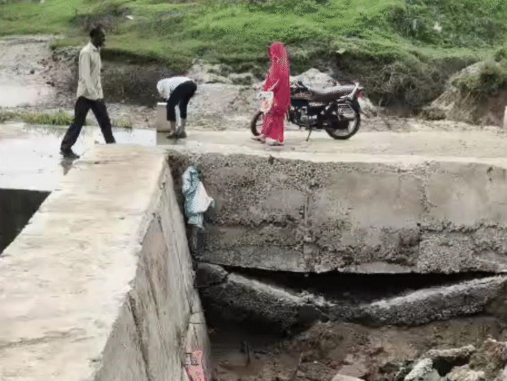 स्टॉपडेम की सुरक्षा दीवार बह जाने से पुल को भी खतरा पैदा हो गया है।
