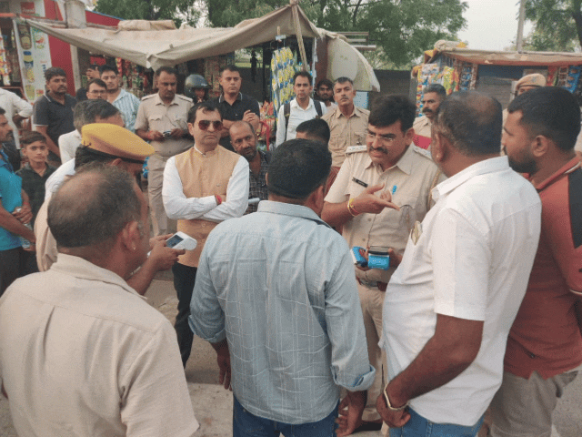 बसों की जांच करता विधिक सेवा प्राधिकरण का निरीक्षण दल।