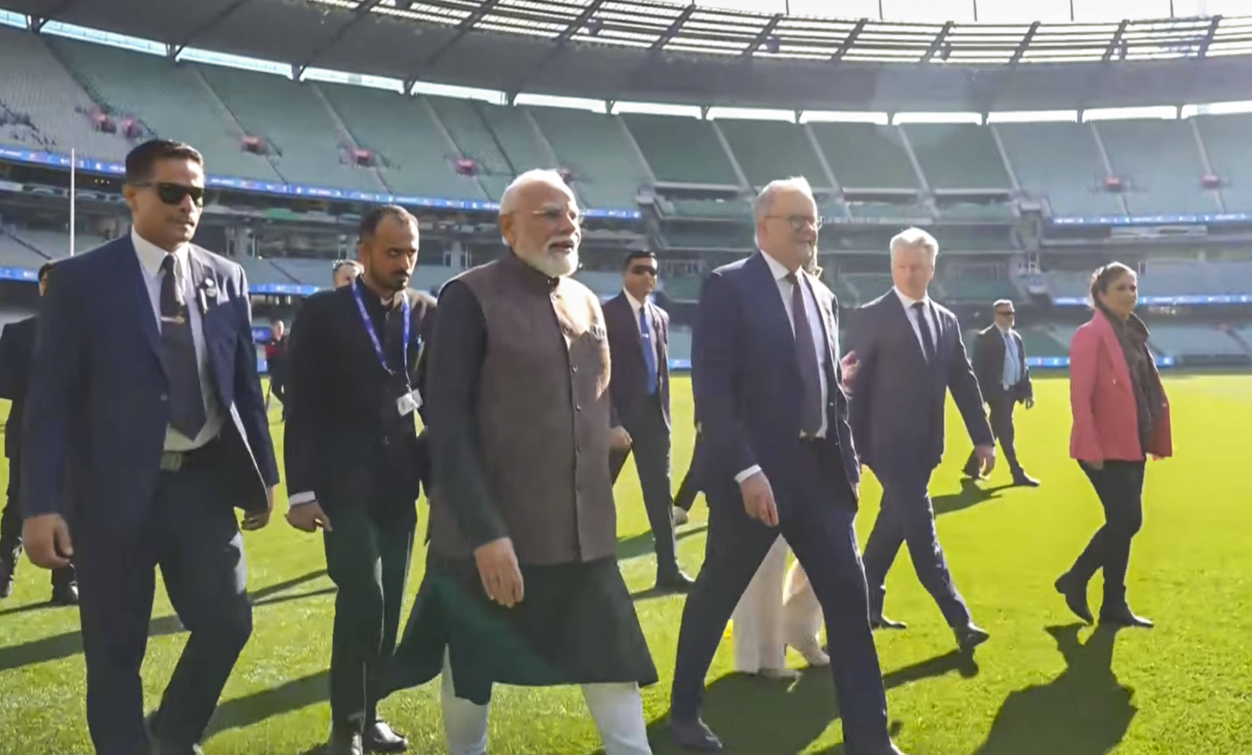 मेलबर्न क्रिकेट ग्राउंड का मुआयना करते भारतीय प्रधानमंत्री मोदी।