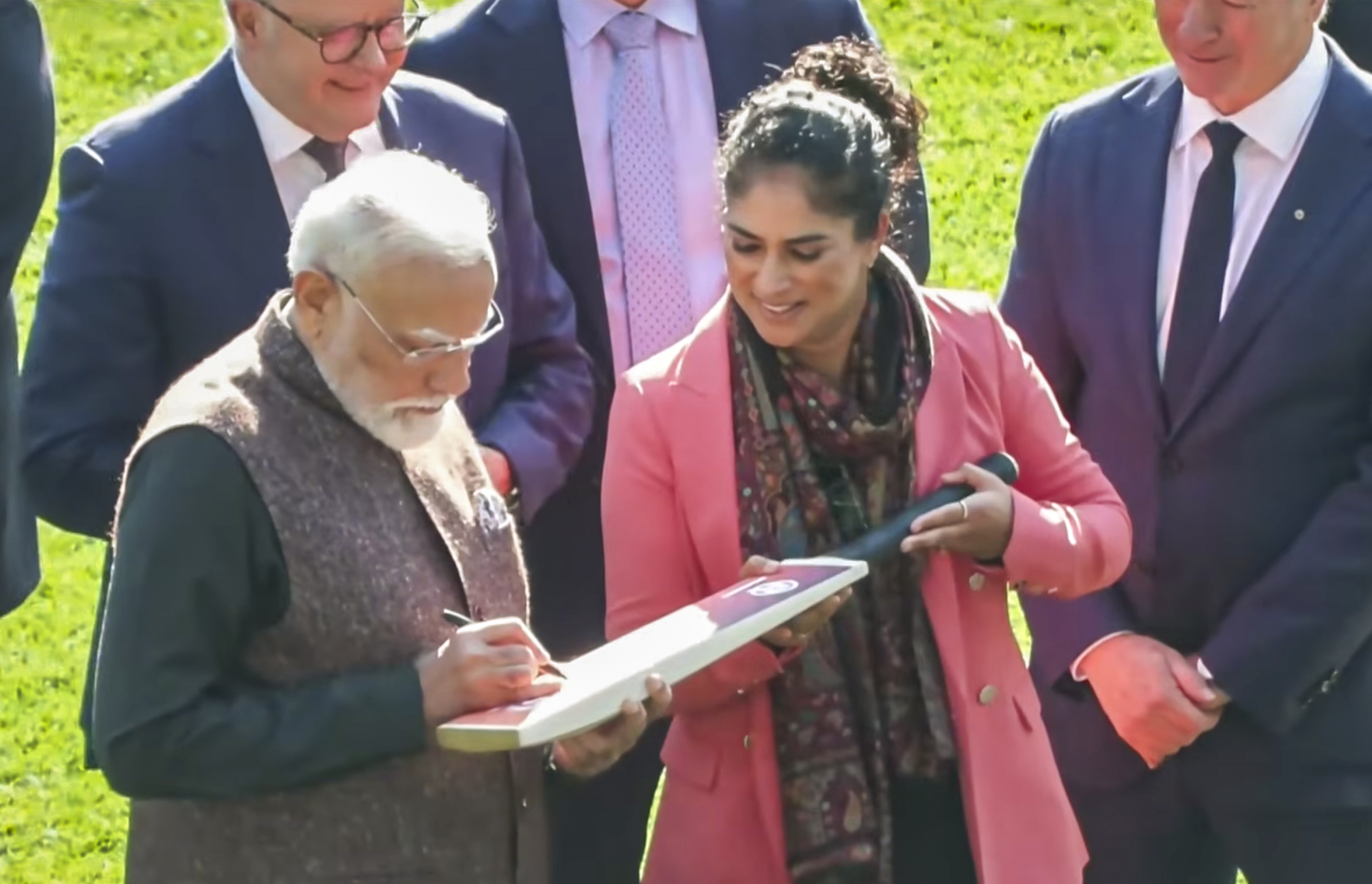 ऑस्ट्रेलिया की पूर्व क्रिकेटर लीसा स्टाल्कर को बैट में ऑटोग्राफ देते PM मोदी।