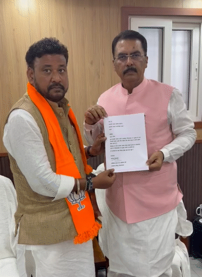 भाजप उमेदवार अभिषेकने उमेदवारी अर्ज मागे घेण्यासंबंधीचे पत्र प्रदेशाध्यक्षांना दिले आहे.