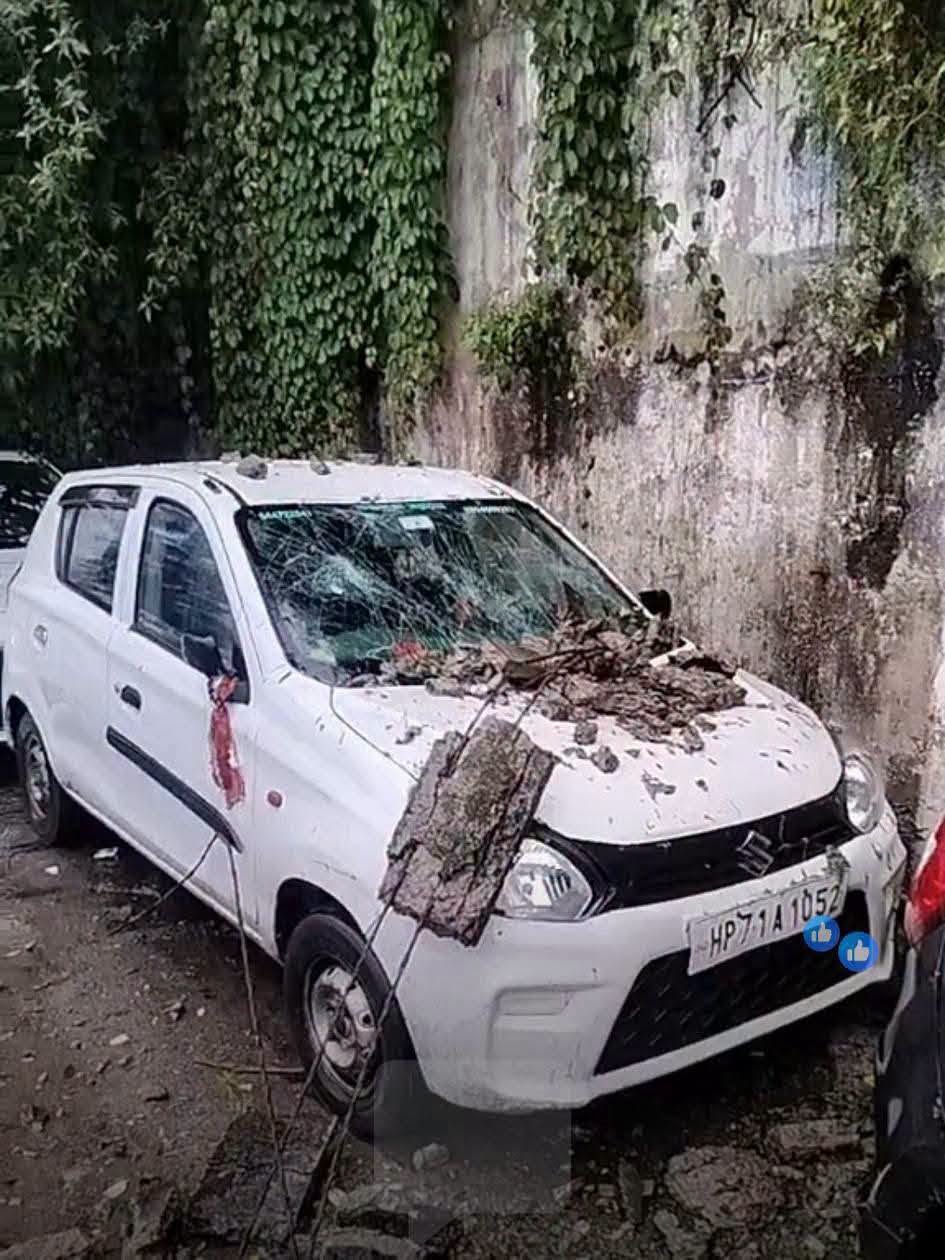 शिमला के विकासनगर में लैंडस्लाइड से दो गाड़ियां क्षतिग्रस्त।