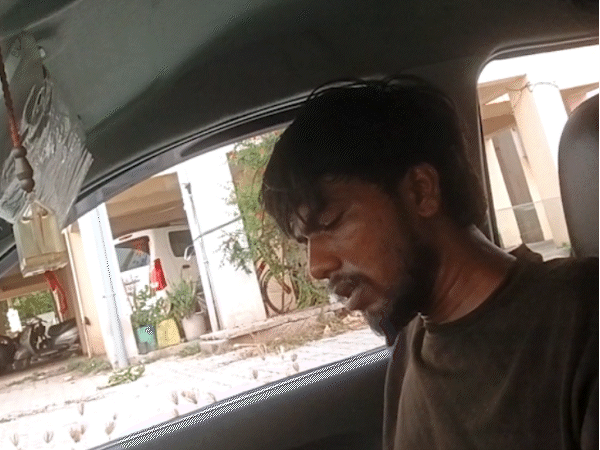 रितिक कार में बैठे-बैठे ही ड्रग्स का सौदा करते हैं।