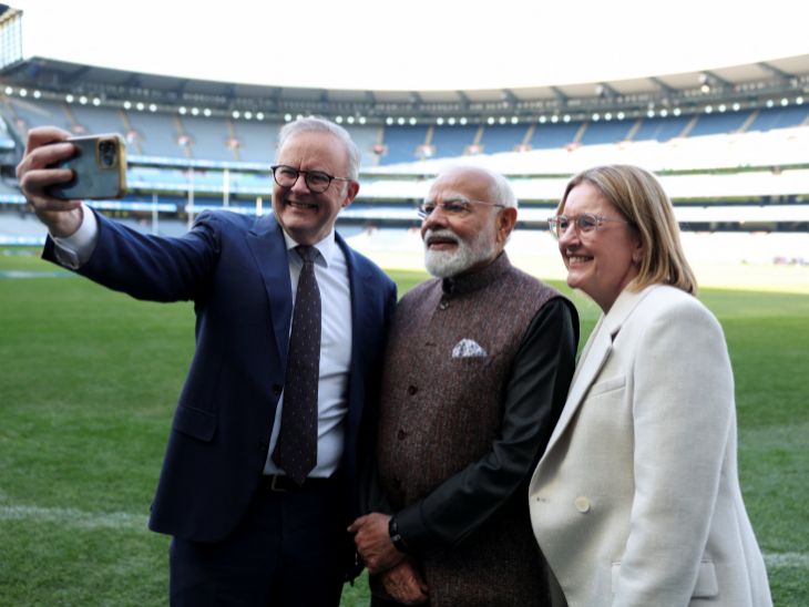 मेलबर्न क्रिकेट ग्राउंड पर ऑस्ट्रेलियाई प्रधानमंत्री और विक्टोरिया प्रीमियर जैसिंटा एलन के साथ सेल्फी लेते मोदी। - Dainik Bhaskar