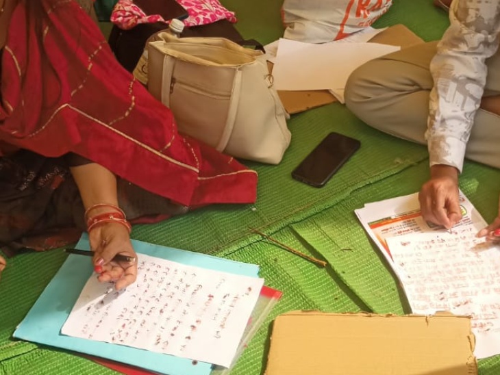 अतिथि शिक्षकों ने खून से पत्र लिखकर मांगी इच्छा मृत्यु।