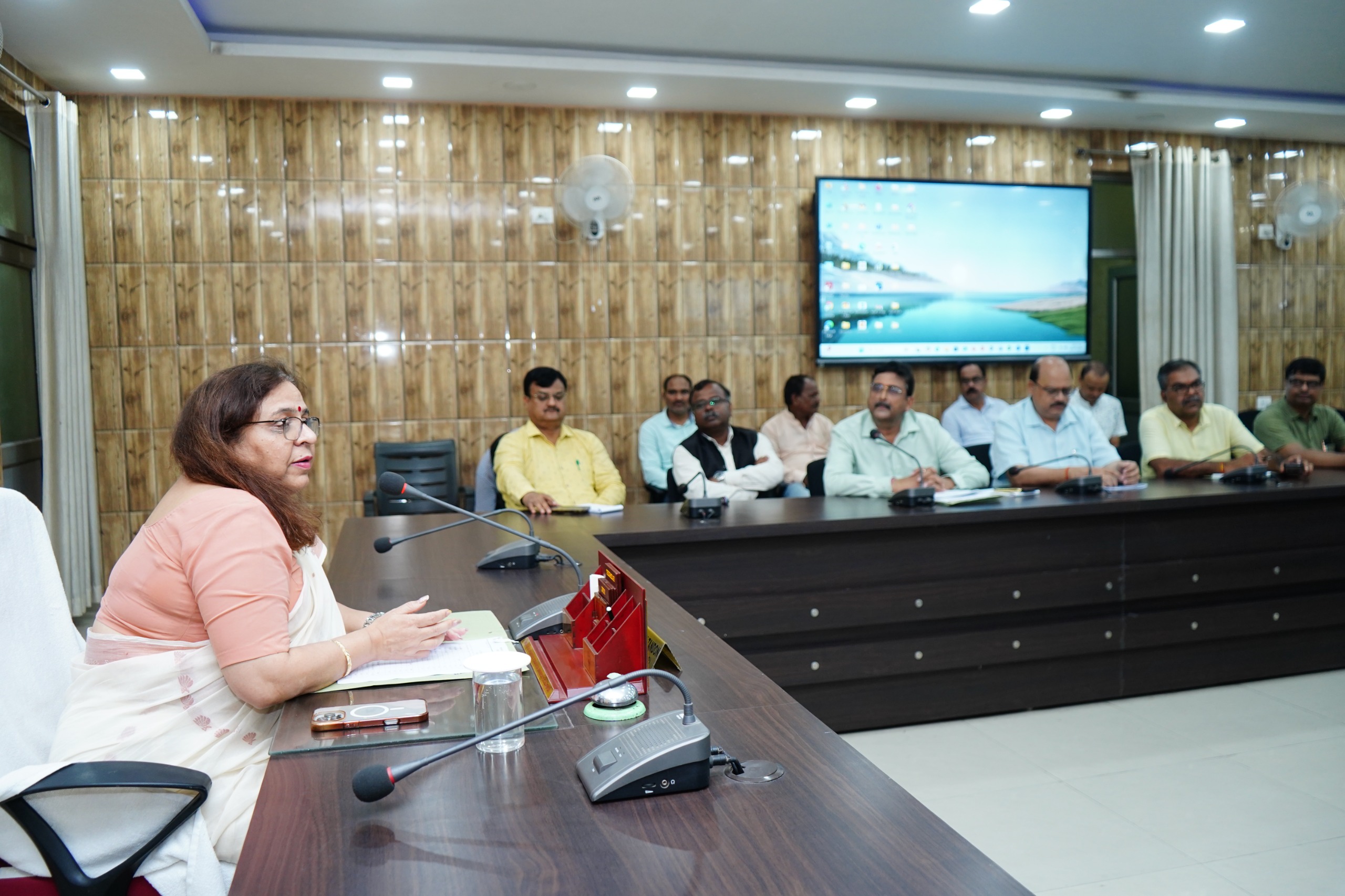 बैठक में रजिस्ट्रार, फाइनेंस ऑफिसर, अकाउंट ऑफिसर, परीक्षा नियंत्रक और सभी कमेटियों के संयोजक मौजूद रहे।