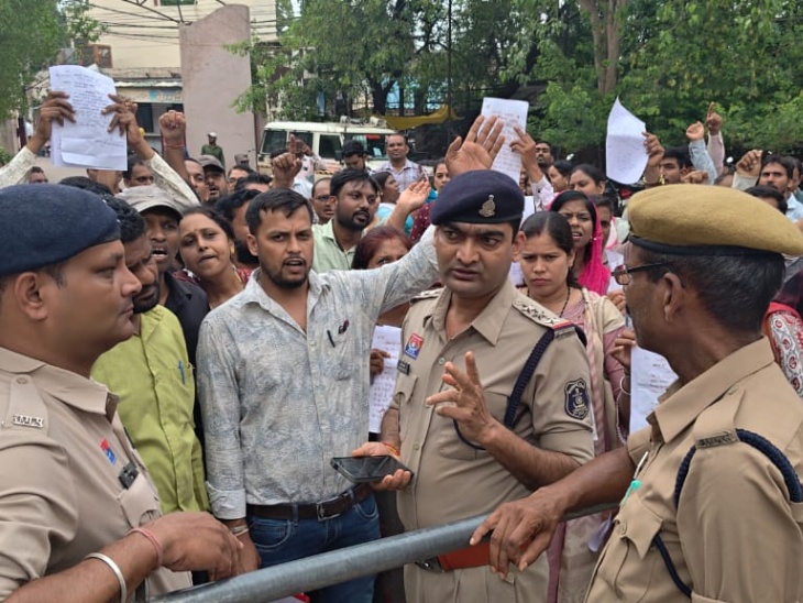 कलेक्ट्रेट में तहसीलदार से मिलकर बताई अपनी समस्या।