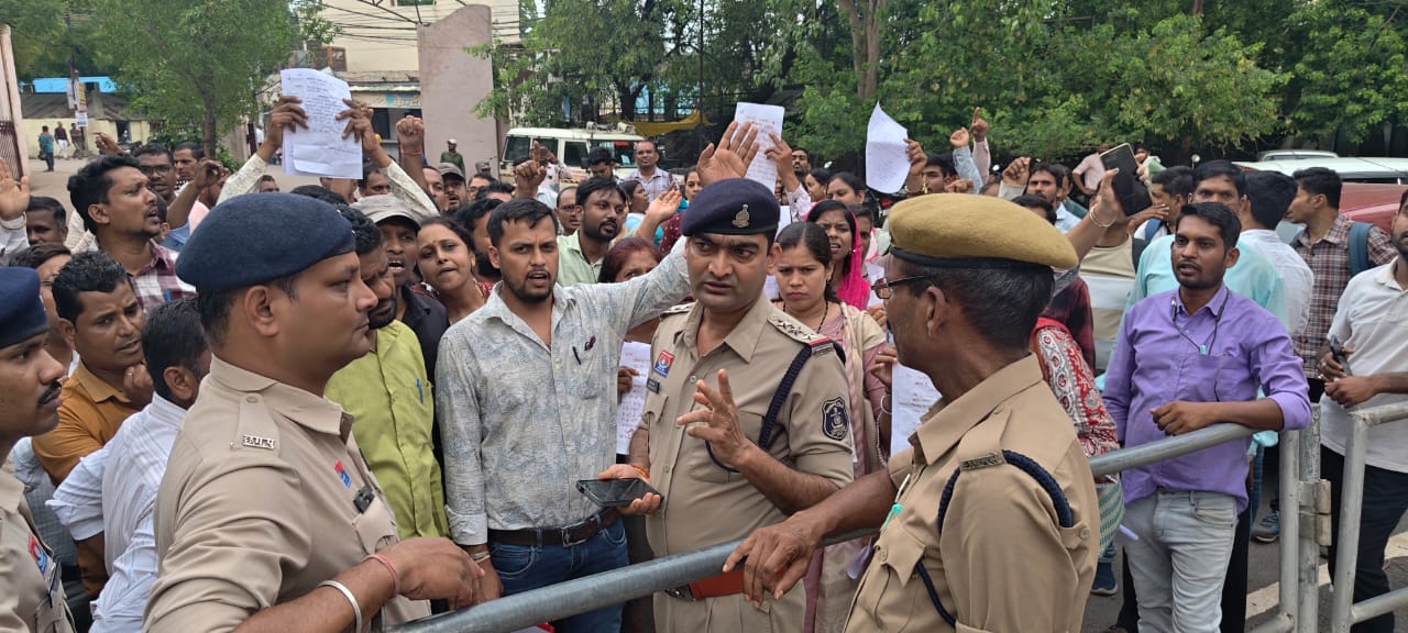 कलेक्ट्रेट में तहसीलदार से मिलकर बताई अपनी समस्या।