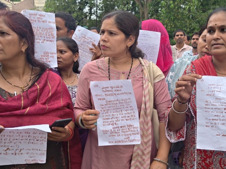 अतिथि शिक्षक इच्छामृत्यु मांगने कलेक्ट्रेट पहुंचे।
