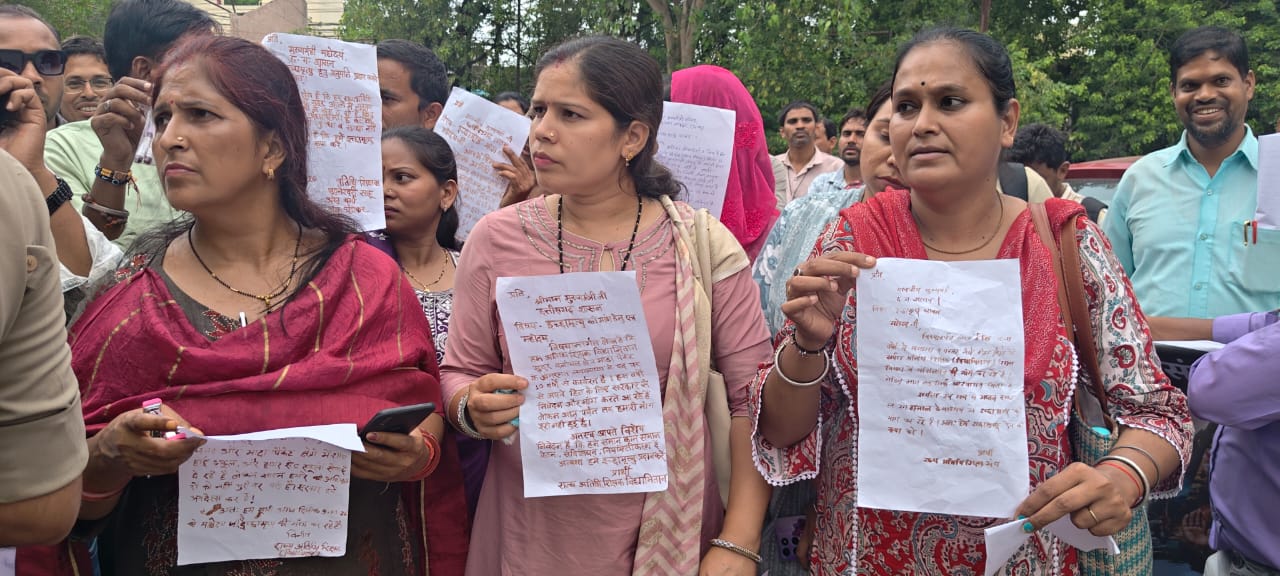 इच्छा मृत्यु मांगने कलेक्ट्रेट पहुंचे अतिथि शिक्षक।