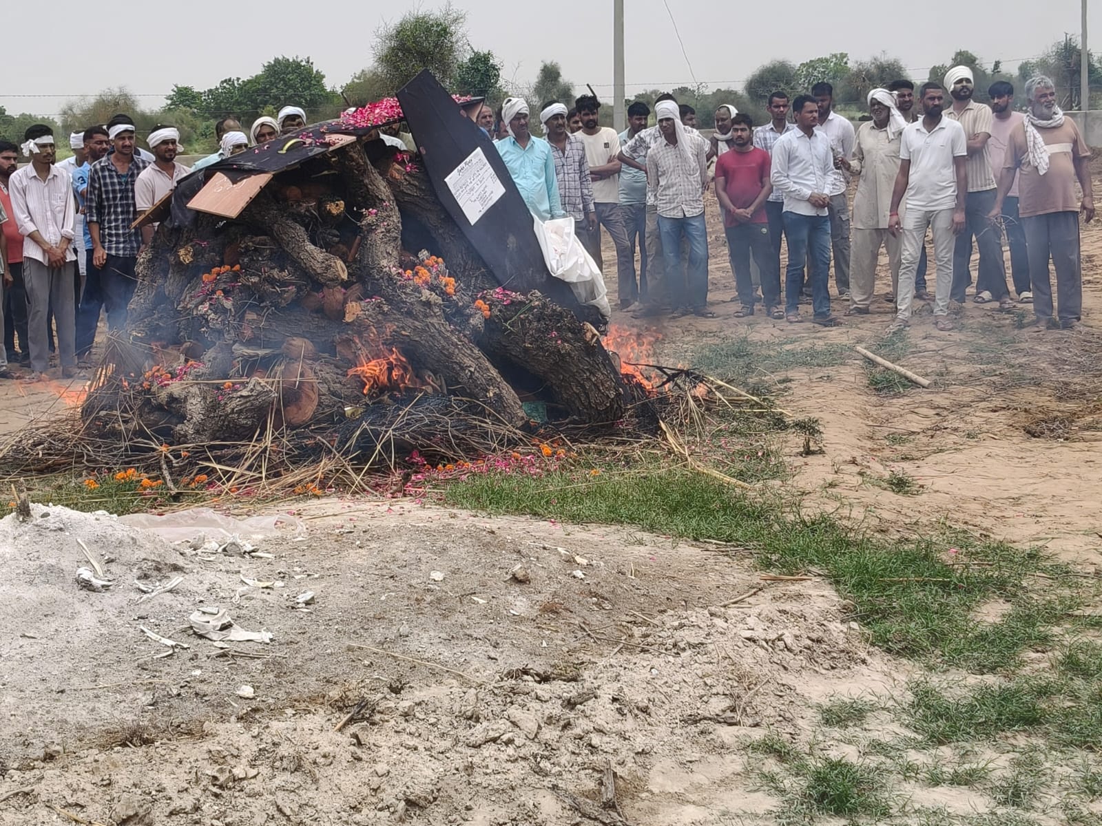 इसके बाद जवान के भाई प्रदीप ने मुखाग्नि दी।