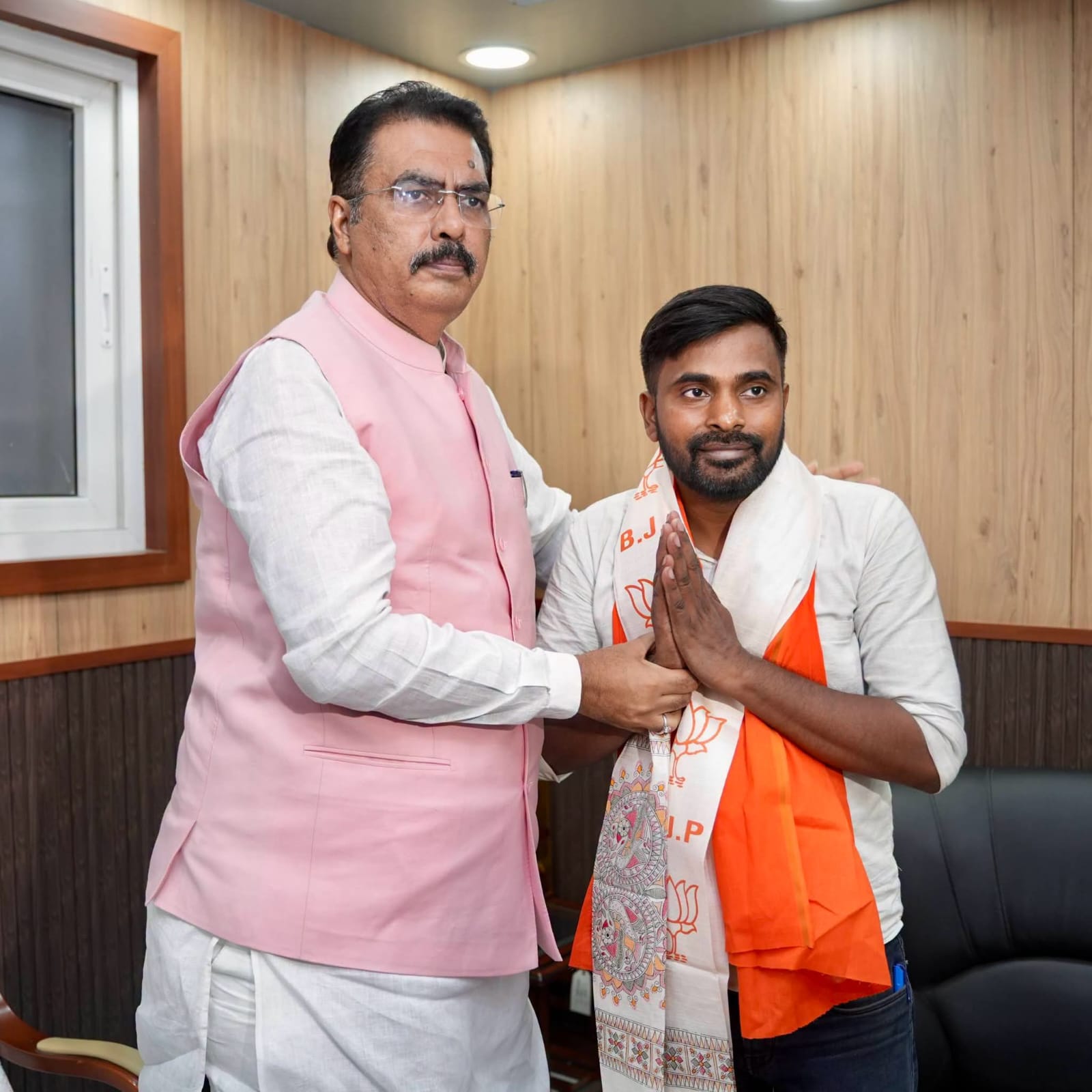 नवीन उमेदवाराची घोषणा झाल्यानंतर नीरज कुमार सिन्हा यांनी प्रदेशाध्यक्ष संजय सरावगी यांची भेट घेतली.