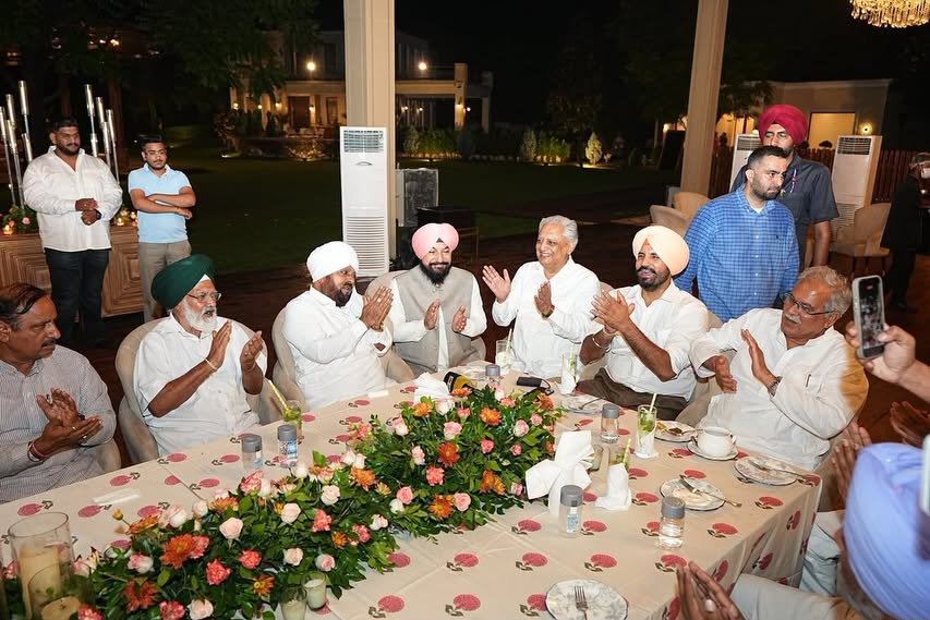 चन्नी गटात सामील असलेले माजी खासदार मोहम्मद सादिक भूपेश बघेल यांच्या डिनरला पोहोचले. मोहम्मद सादिक यांनी 'छणकाटा पैंदा गली-गली..' हे गीत गायले. याशिवाय, चन्नी गटात सामील असलेल्या रजिया सुल्ताना यांनीही भूपेश बघेल यांची भेट घेतली.