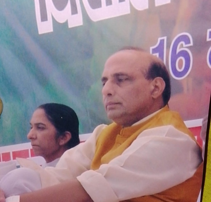 बिलकिस जहां, राजनाथ सिंह के साथ.