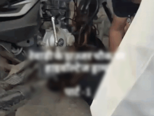 नशे में युवती पेट्रोल पंप के पास सड़क पर ही गिर गई।